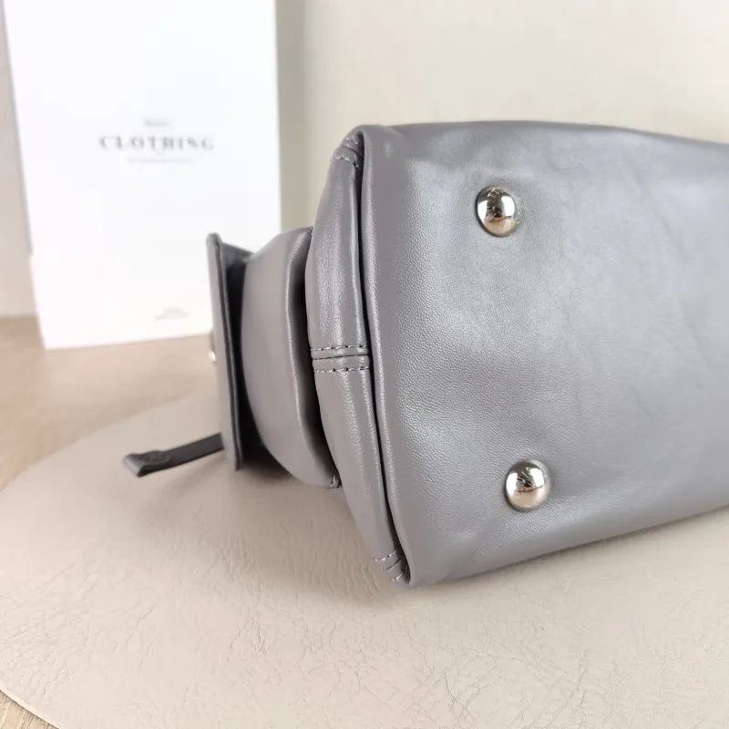Louis Vuitton Crossbody Bag Carryall Cargo Vibe Grey SL ambskin Small 33.5 × 15 × 23 cm — detail view 3 of 12