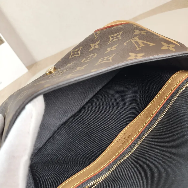 Louis Vuitton Crossbody Bag Diane Baguette Bag Shoulder Strap PVC Small 24 × 9 × 15 cm — detail view 11 of 11