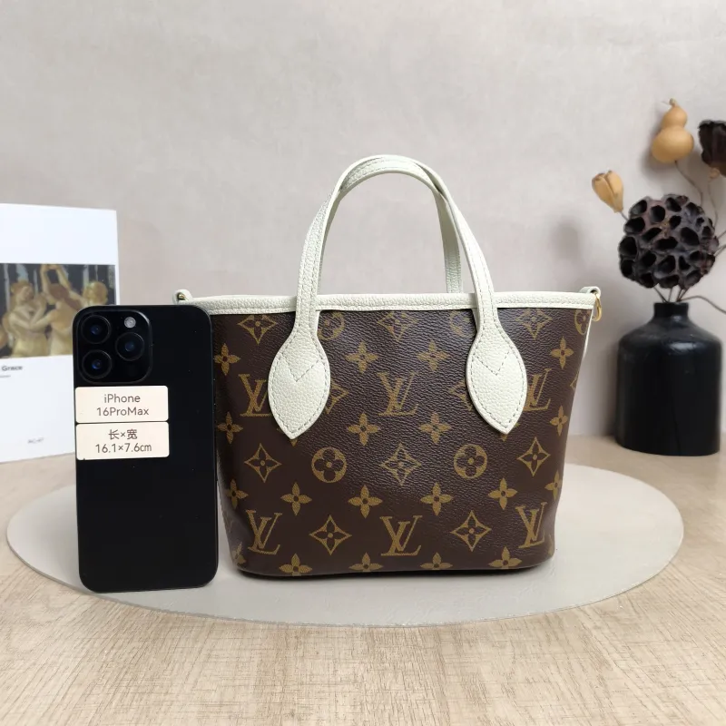 Louis Vuitton Crossbody Bag NEVERFULL INSIDE OUT BB Green PVC · Calfskin BB26.5 × 11 × 16.5 cm — cover view 4 of 6