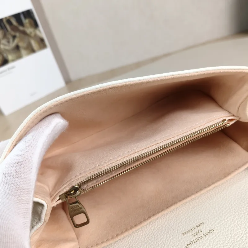 Louis Vuitton Crossbody Bag Pochette Métis East West White · Pink Calfskin Small 21.5 × 6 × 13.5 cm — detail view 4 of 13