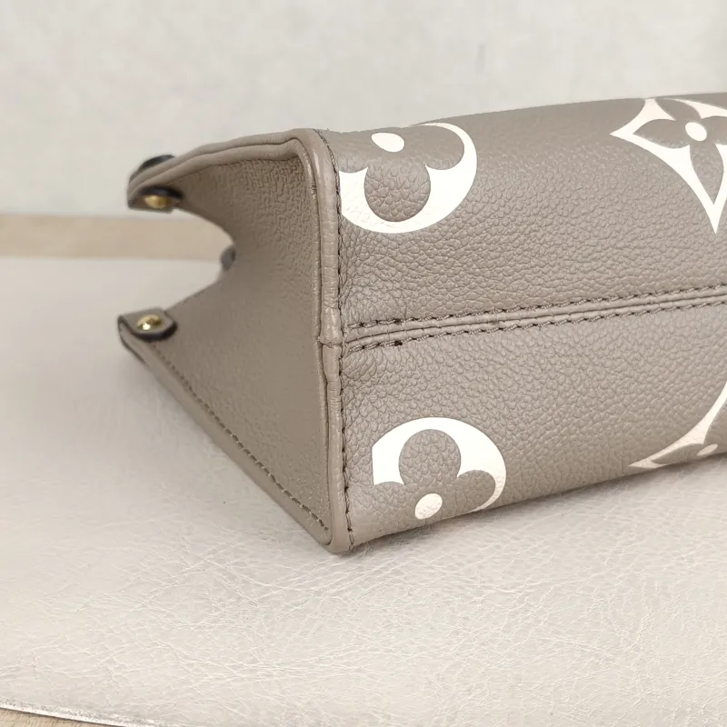 Louis Vuitton Crossbody Bag Onthego BB · White Empreinte Embossed Calfskin Monogram BB18 × 8.5 × 15 cm — detail view 3 of 11