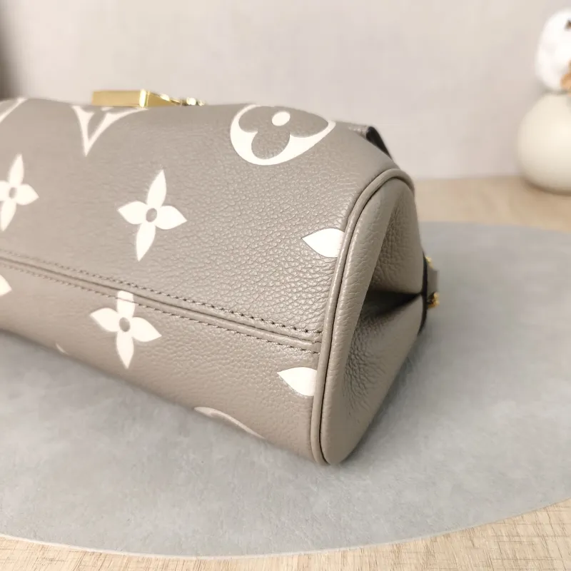 Louis Vuitton Crossbody Bag Favorite Empreinte Embossed Calfskin Medium24 × 9 × 14 cm — detail view 7 of 13