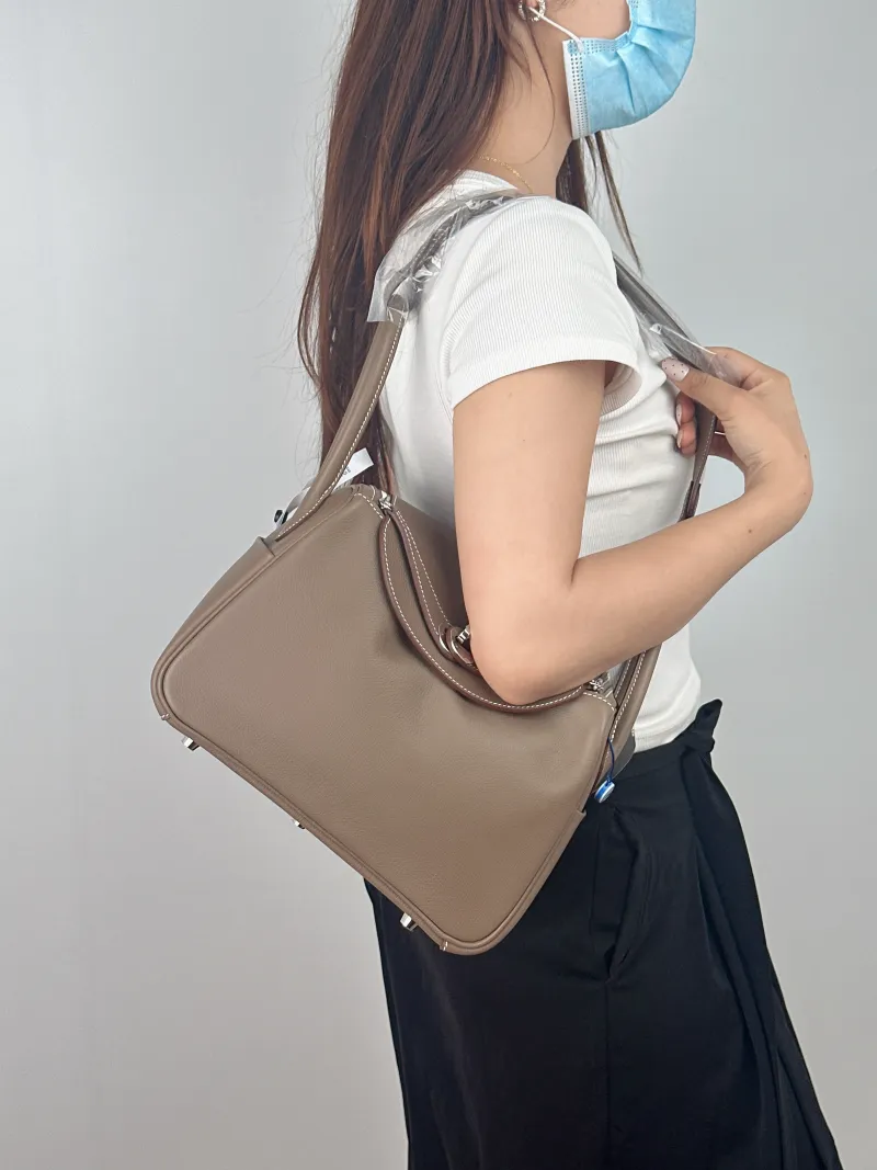Hermès Crossbody Bag Lindy 26 Evercolor Calfskin Small 26 × 12 × 18 cm G — on-model view 2 of 2