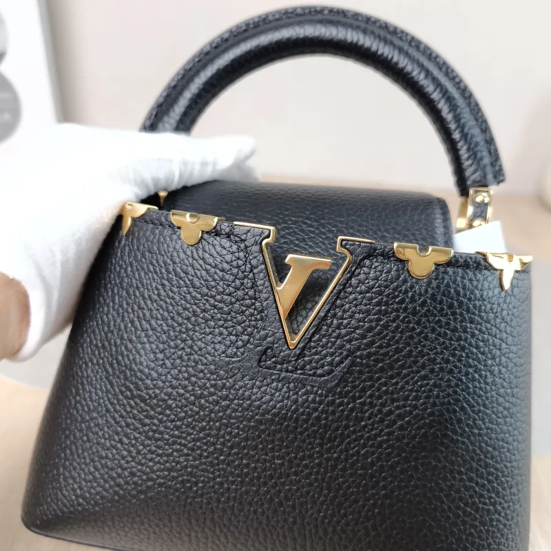 Louis Vuitton Crossbody Bag Capucines Black · Calfskin Mini 21 × 8 × 14 cm — detail view 2 of 13