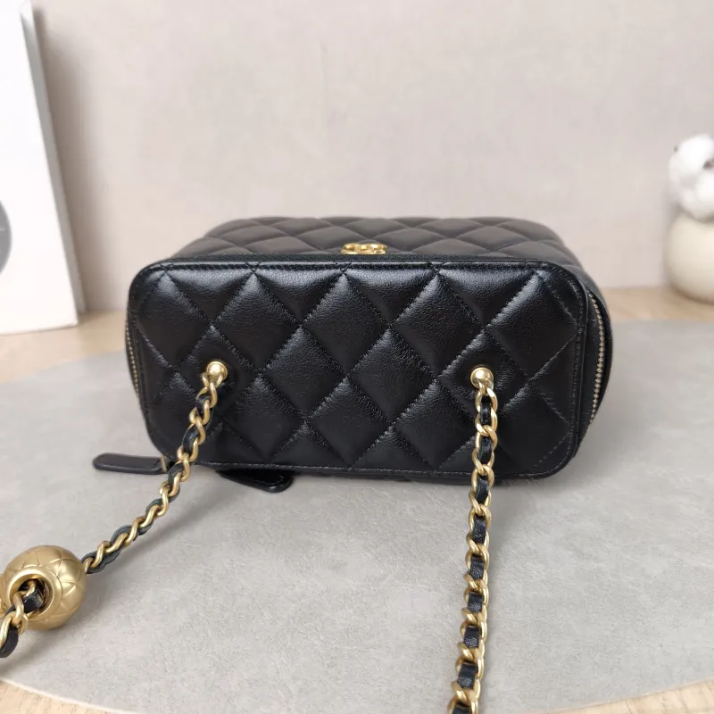 Chanel Crossbody Bag Edition Black Lambskin One Size17 × 8 × 9.5 cm — detail view 1 of 15