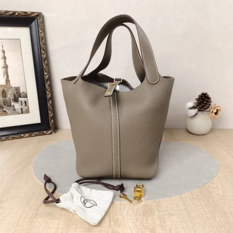Hermès Top Handle Bag Picotin Lock 22 22 Clemence Taurillon TC Calfskin Medium22 × 18 × 21 cm — cover view 6 of 6