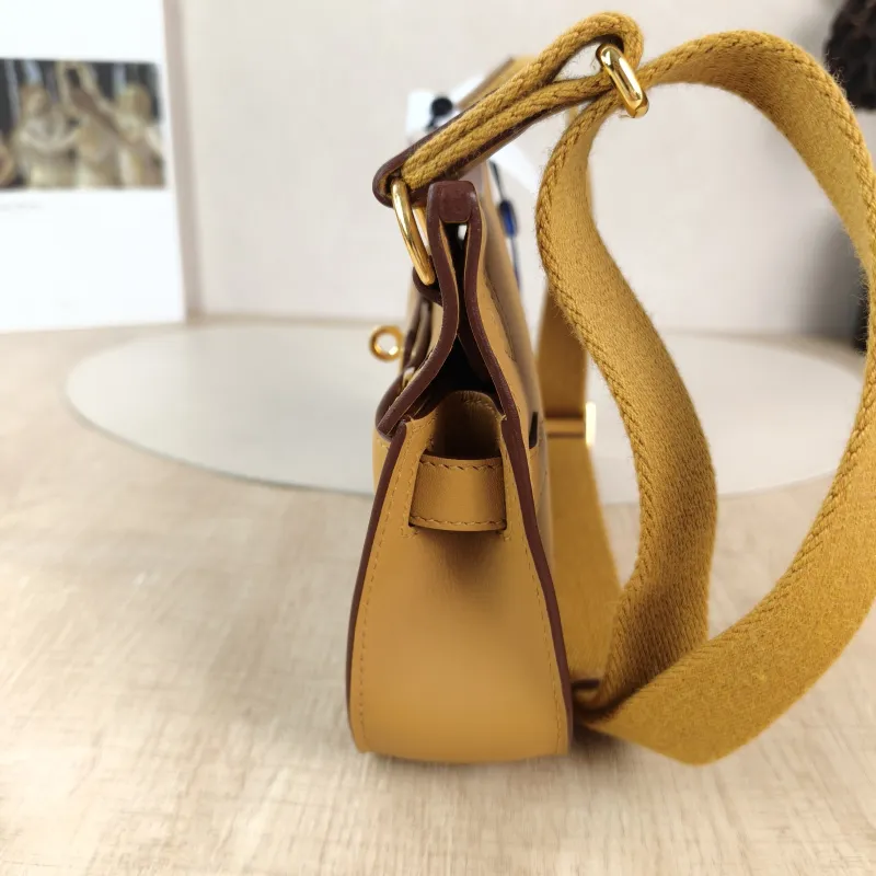 Hermès Crossbody Bag Jypsiere 23 4B Swift Calfskin Mini 23 × 5 × 17 cm W — detail view 9 of 12