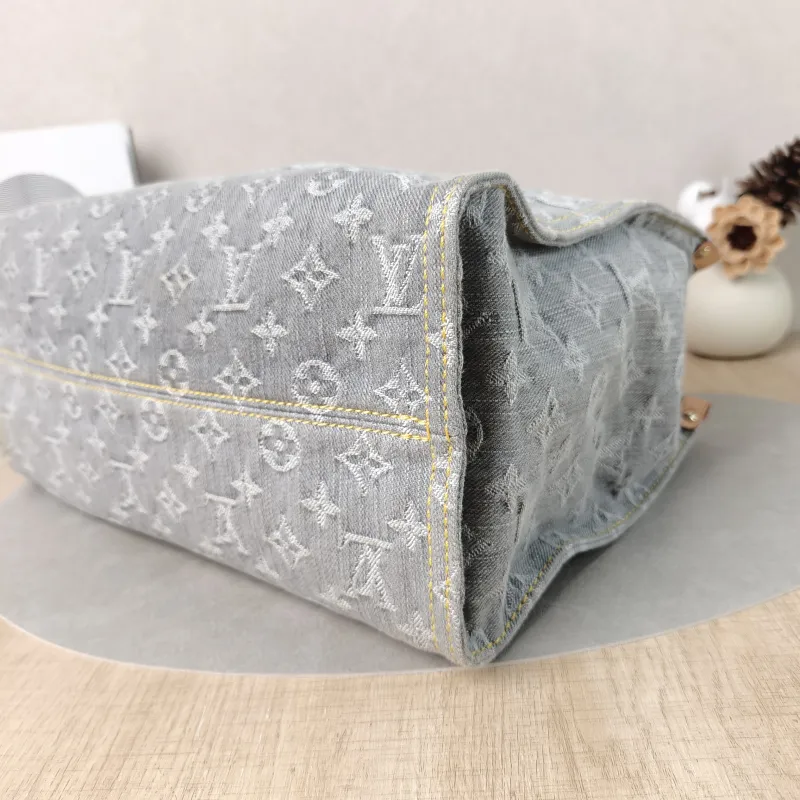Louis Vuitton Shoulder Bag Onthego Medium Grey Medium 35 × 14 × 27 cm — detail view 4 of 13