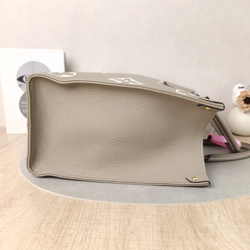 Louis Vuitton Shoulder Bag Onthego Medium · White Empreinte Embossed Calfskin Medium35 × 14 × 27 cm — detail view 2 of 11