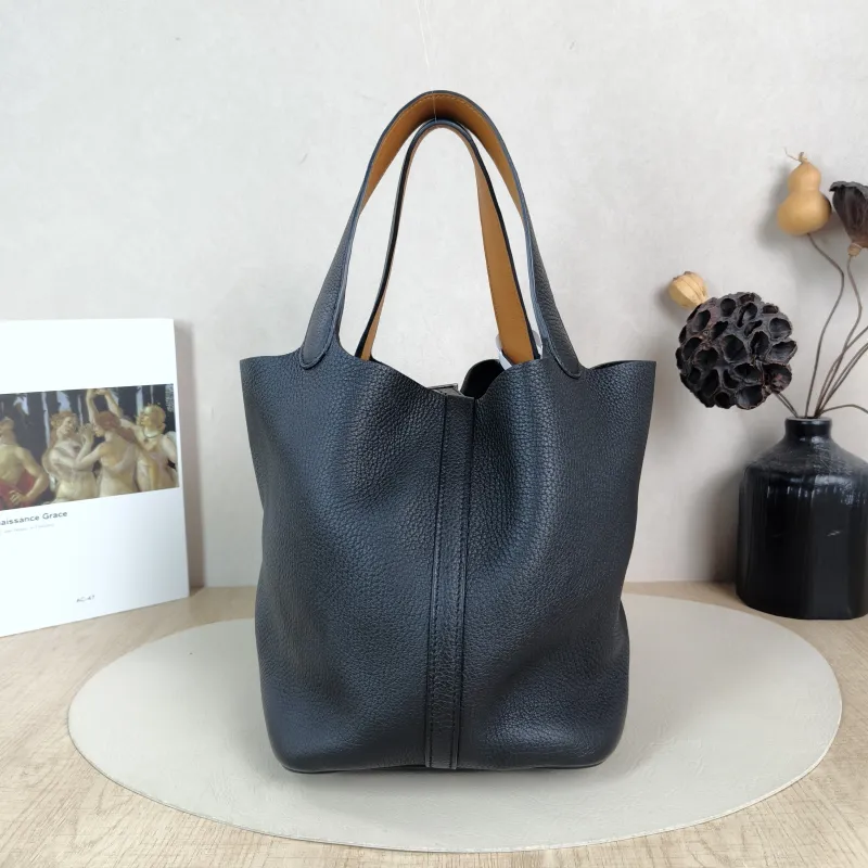 Hermès Top Handle Bag Picotin Lock 22 22 Black Colorblock Taurillon Clemence TC Calfskin Medium 22 × 18 × 21 cm A — cover view 2 of 5