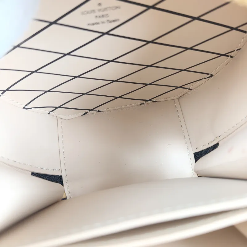 Louis Vuitton Crossbody Bag Mini BOITE CHAPEAU Monogram PVC Mini 13 × 6.5 × 12 cm — detail view 6 of 10