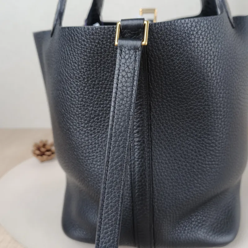 Hermès Top Handle Bag Picotin Lock 22 22Black TC Calfskin Medium22 × 17 × 21 cm — detail view 4 of 11