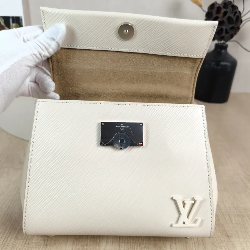 Louis Vuitton Crossbody Bag CLUNY White Epi Embossed Calfskin Mini 20 × 7.5 × 16 cm — detail view 4 of 14