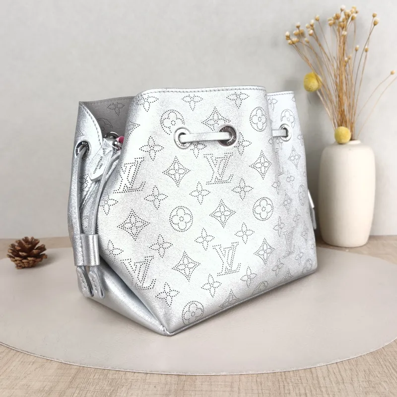 Louis Vuitton Crossbody Bag BELLA White Lambskin One Size 22 × 14 × 19 cm — cover view 5 of 5
