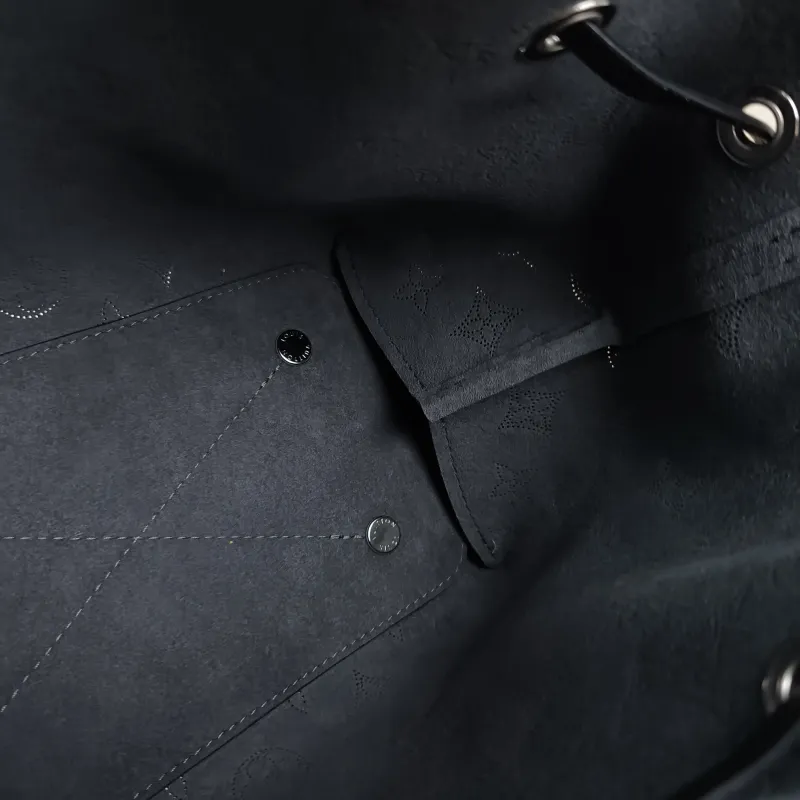 Louis Vuitton Crossbody Bag BELLA Black Calfskin One Size 22 × 14 × 19 cm — detail view 2 of 9