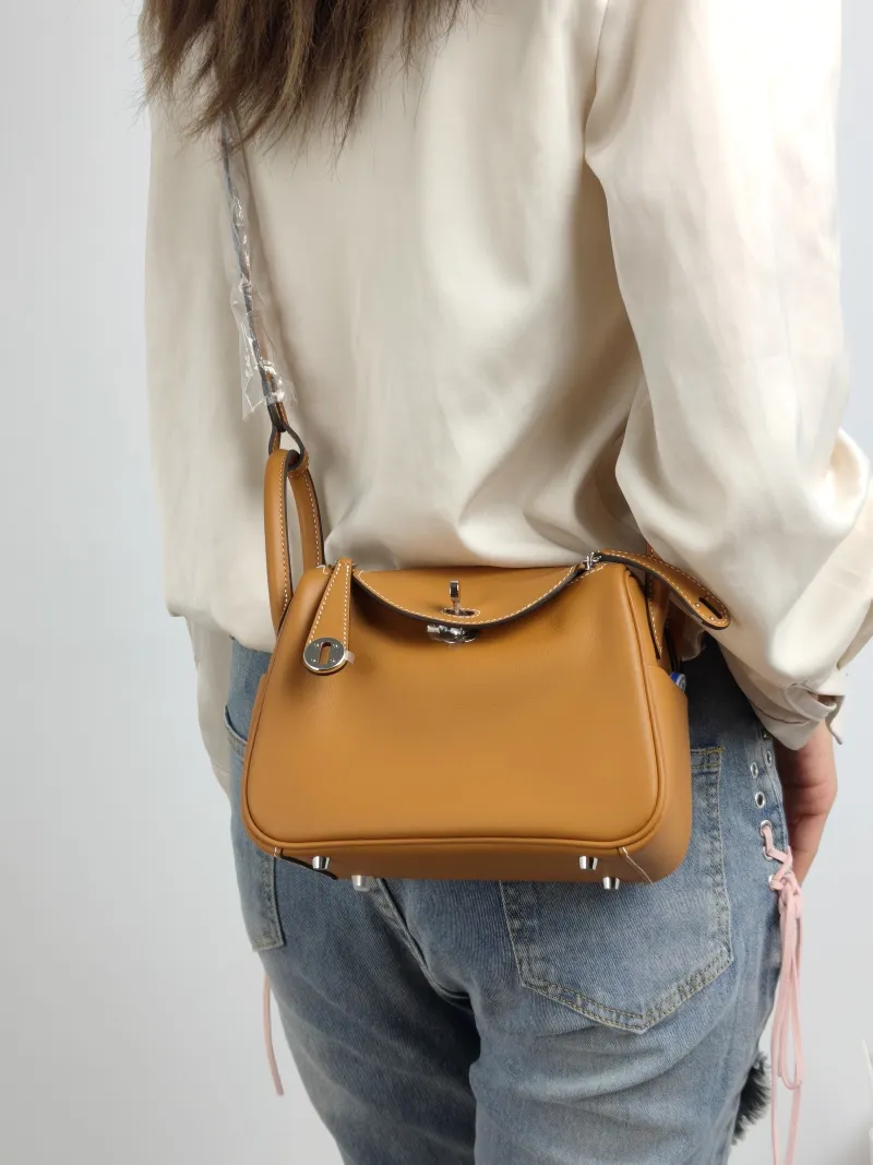 Hermès Crossbody Bag Lindy Mini 19 1H Swift Calfskin Mini 19 × 9.5 × 13 cm G — on-model view 1 of 2