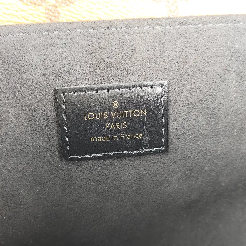 Louis Vuitton Crossbody Bag Pochette Métis Monogram Colorblock PVC Medium 25 × 7 × 19 cm — detail view 2 of 13