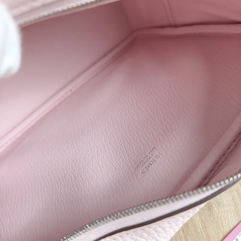 Hermès Shoulder Bag Plume 21 M7 Lambskin Mini 21 × 8 × 15 cm w — detail view 2 of 11