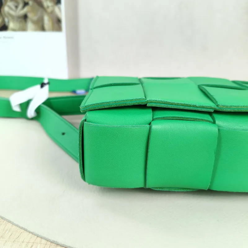 Bottega Veneta Crossbody Bag Cassette Woven Green Lambskin Medium23 × 5 × 15 cm — detail view 2 of 13