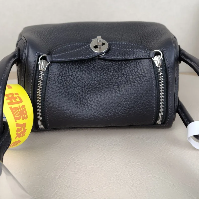 Hermès Crossbody Bag Lindy Mini 19 TC Calfskinmini19 × 9.5 × 13 cm — detail view 4 of 14