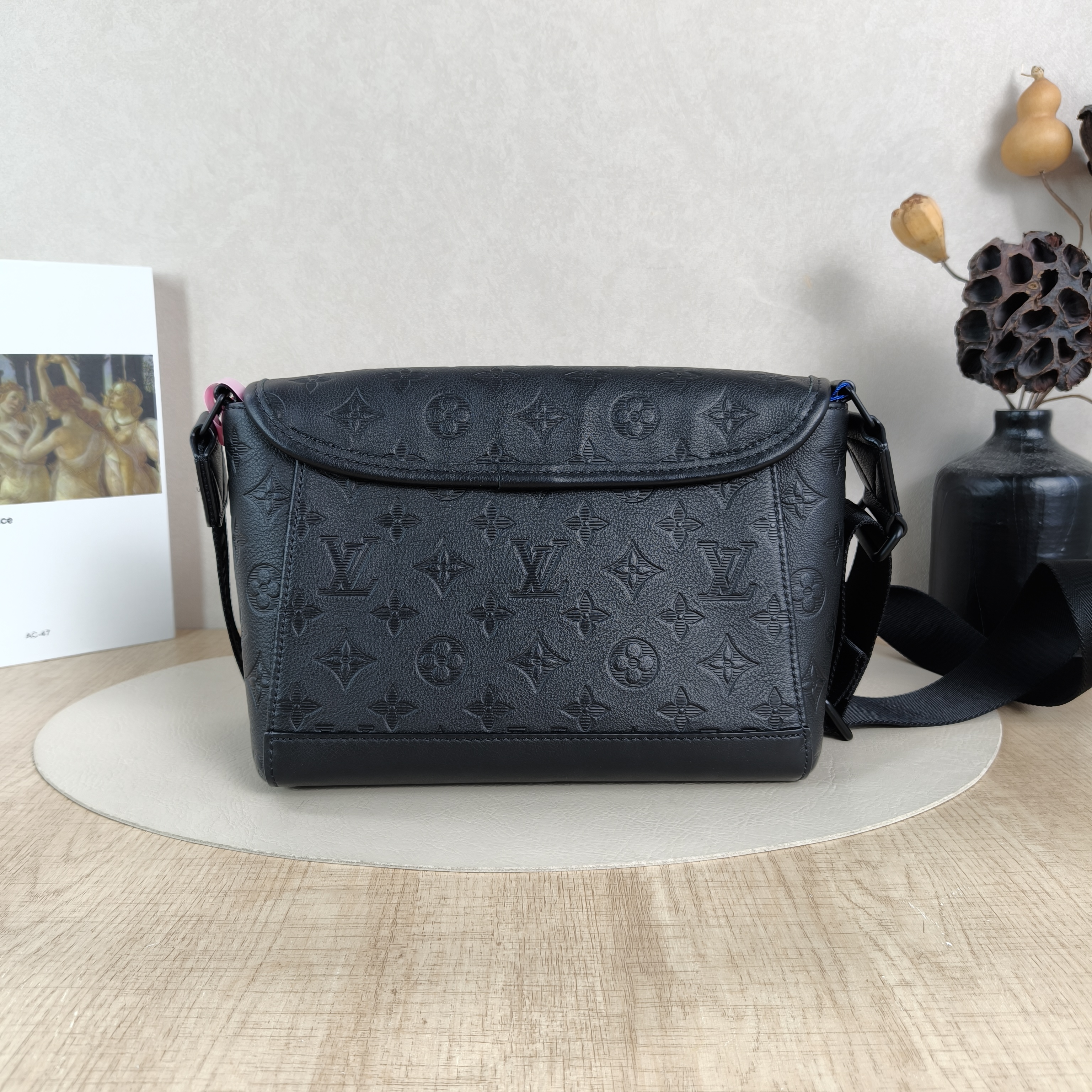 Louis Vuitton Crossbody Bag Pulse Messenger Bag Black Calfskin Medium26.6 × 11 × 17 cm — cover view 3 of 5