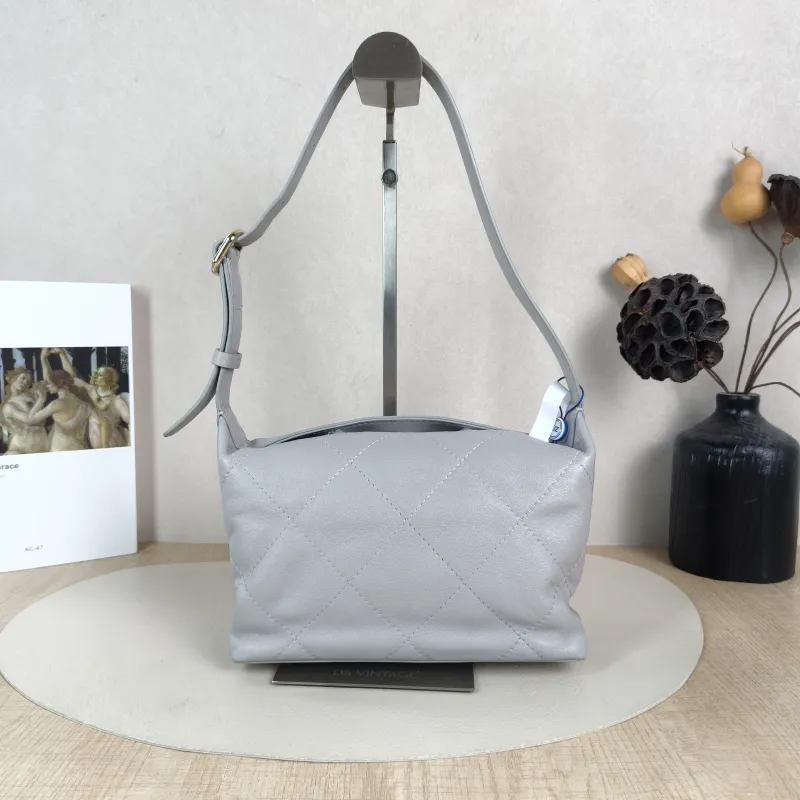 Chanel Shoulder Bag hobo Grey Lambskin 21.5 × 8.5 × 16 cm — cover view 3 of 5