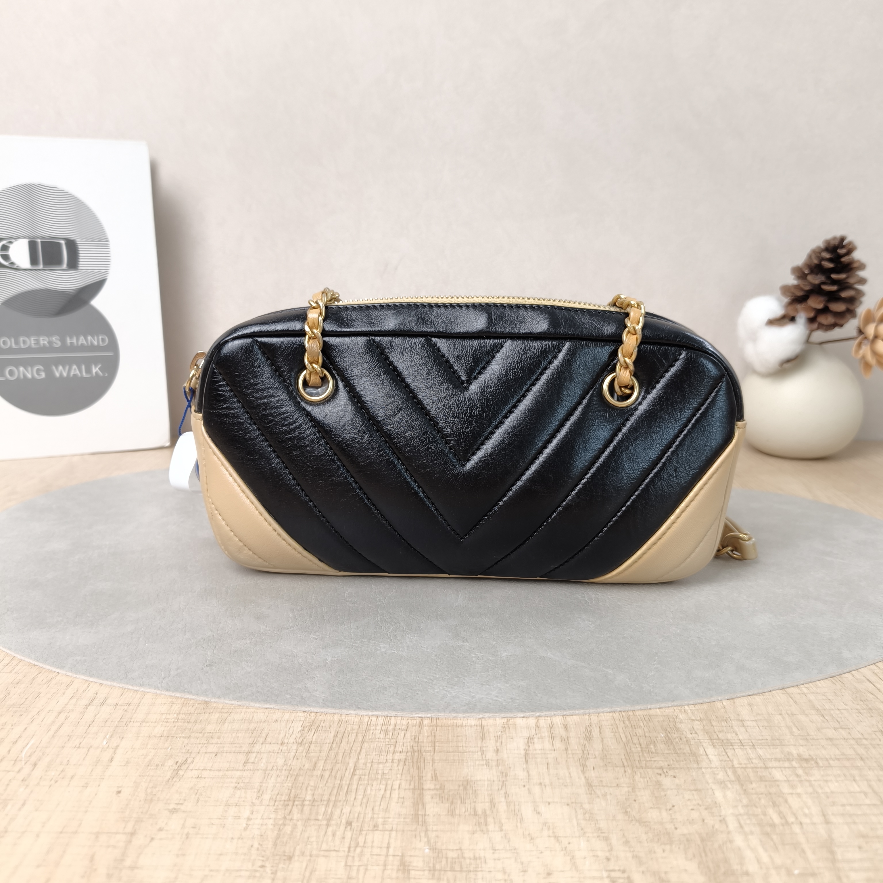 Chanel Shoulder Bag V Camera Bag Black Colorblock One Size22 × 4 × 11 cm — cover view 2 of 6