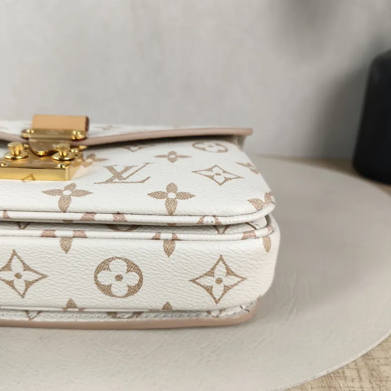 Louis Vuitton Crossbody Bag Pochette Métis East West PVC Small 21.5 × 6 × 13.5 cm — detail view 13 of 14
