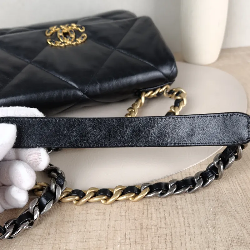 Chanel Crossbody Bag19Bag Black SL ambskin Small26 × 9 × 16 cm — detail view 6 of 15