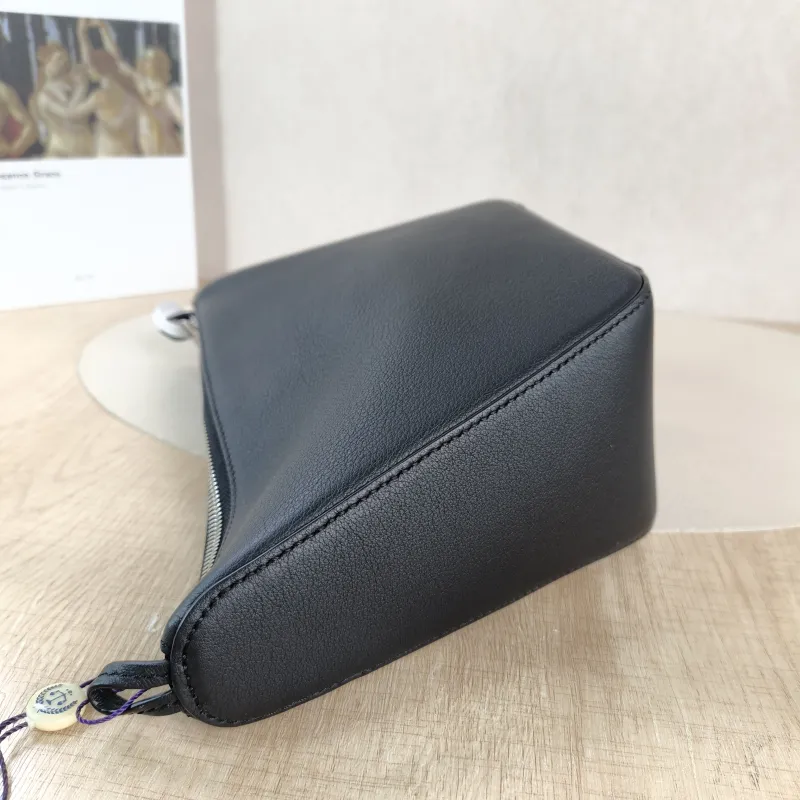 LOEWE Shoulder Bag Hammock Hobo Hobo Black Calfskin Mini 28 × 9.5 × 17 cm — detail view 3 of 9