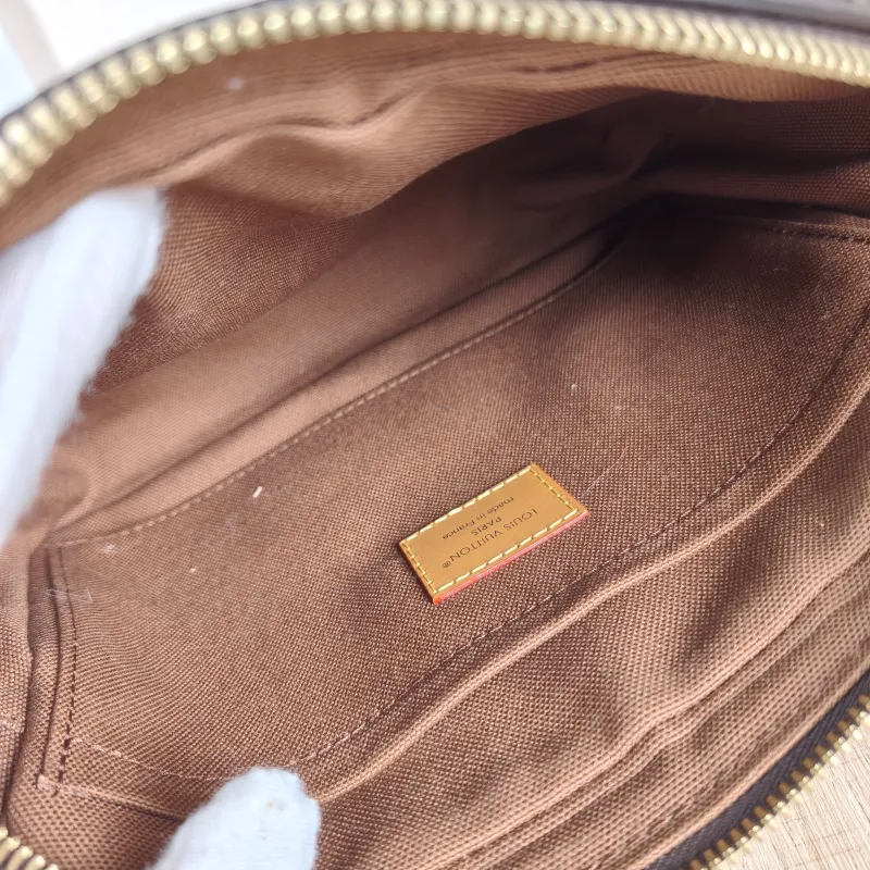 Louis Vuitton Crossbody Bag Nil Messenger Bag Monogram PVC 22 × 7 × 16.5 cm — detail view 4 of 11