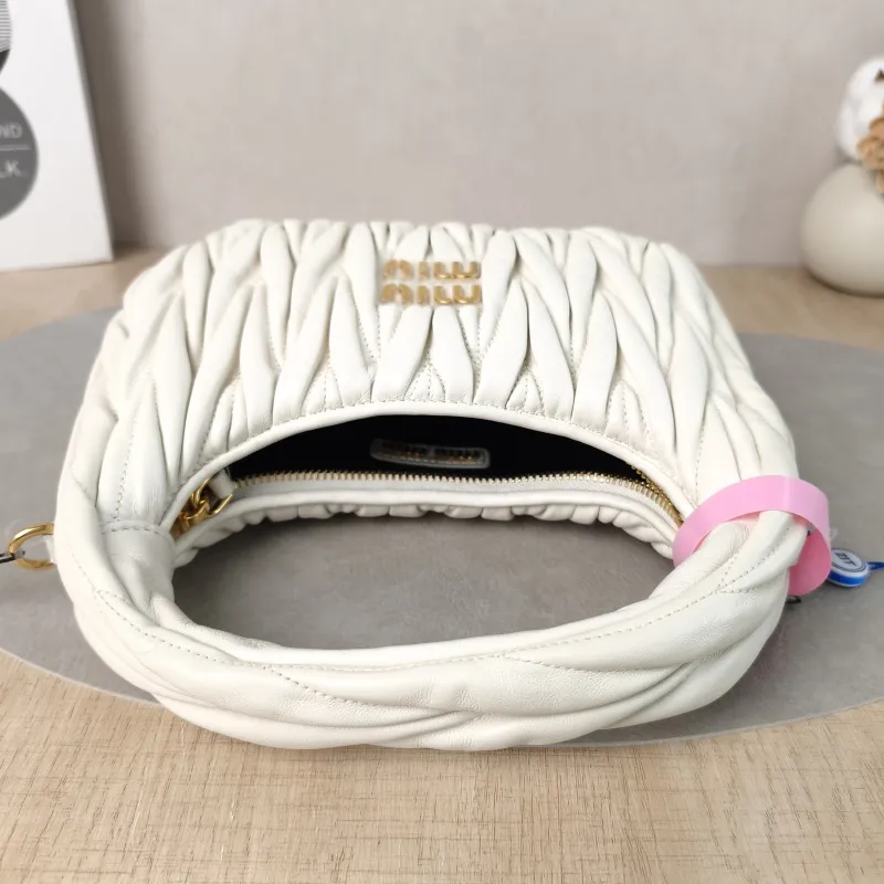 Miumiu Shoulder Bag Wander Matelassé Hobo White Lambskin Small20 × 6 × 17 cm — detail view 8 of 11