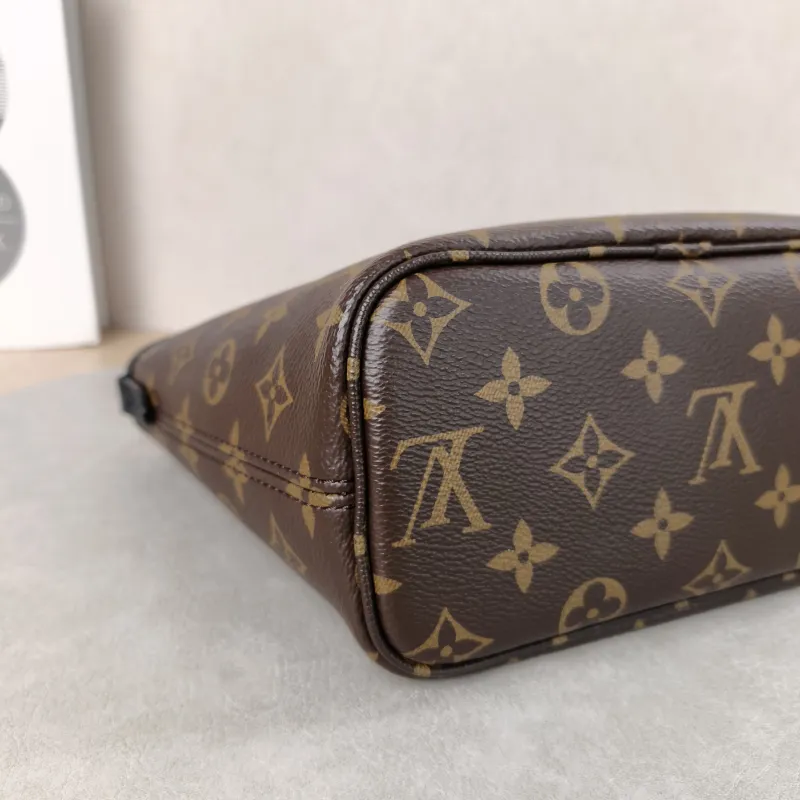 Louis Vuitton Crossbody Bag NEVERFULL INSIDE OUT BB Black PVC · Calfskin BB26.5 × 11 × 16.5 cm — detail view 15 of 17