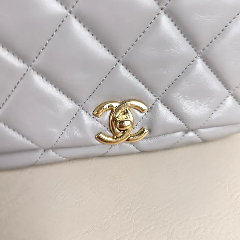 Chanel Crossbody Bag Grey Lambskin One Size 20 × 9 × 13.5 cm — detail view 4 of 10