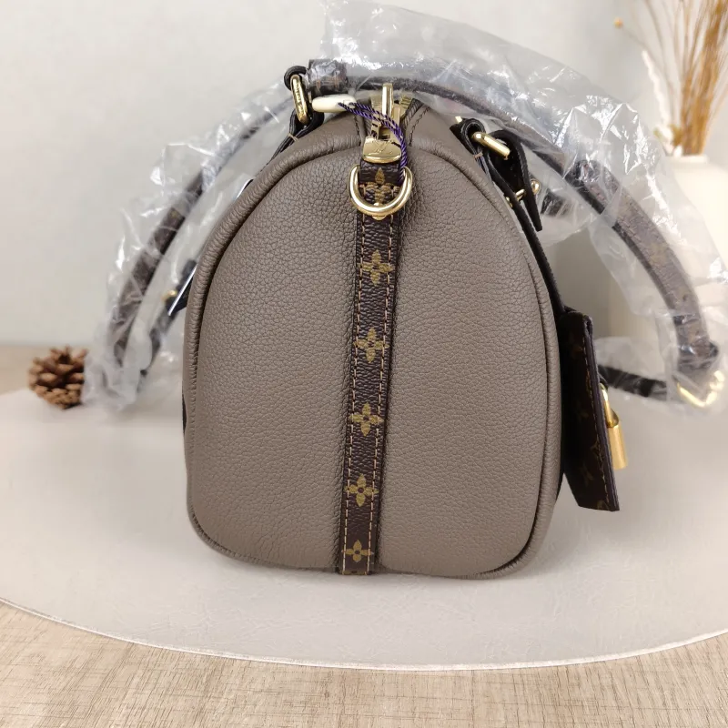 Louis Vuitton Shoulder Bag EXPRESS Shoulder Bag Grey Calfskin Small26 × 13.5 × 17 cm — detail view 6 of 12