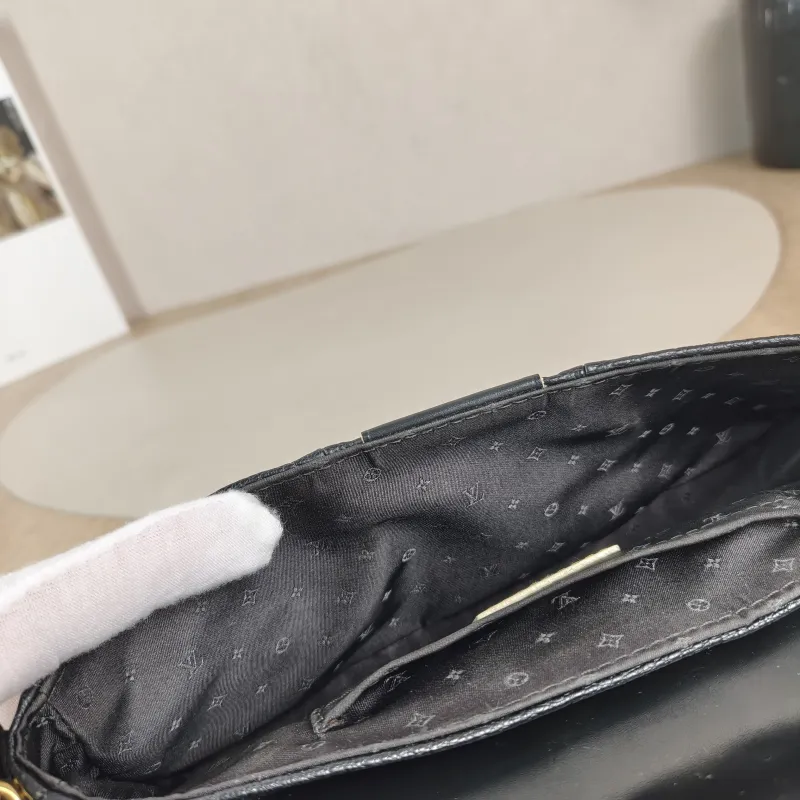 Louis Vuitton Suhali Vintage Black Calfskin One Size 23 × 4 × 12 cm — detail view 4 of 12