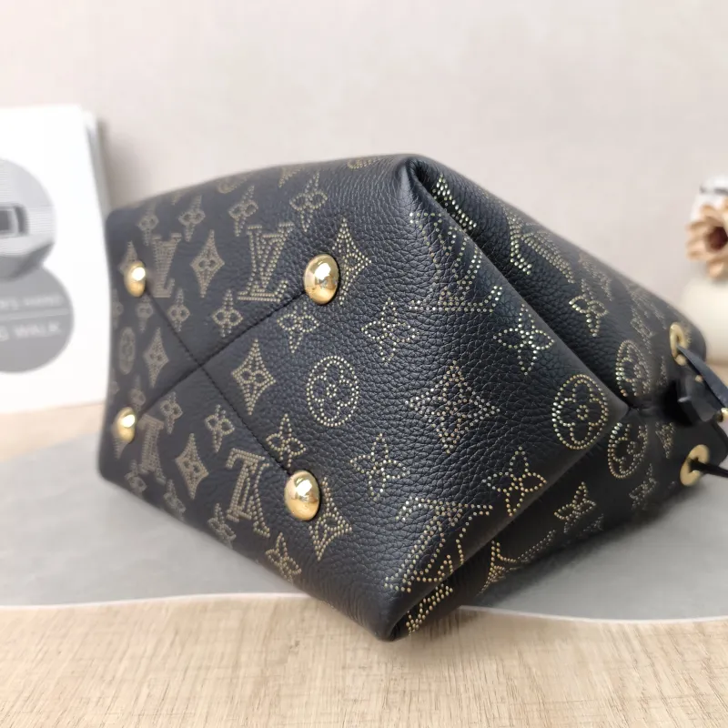 Louis Vuitton Crossbody Bag BELLA Black Calfskin One Size22 × 14 × 19 cm — detail view 2 of 10