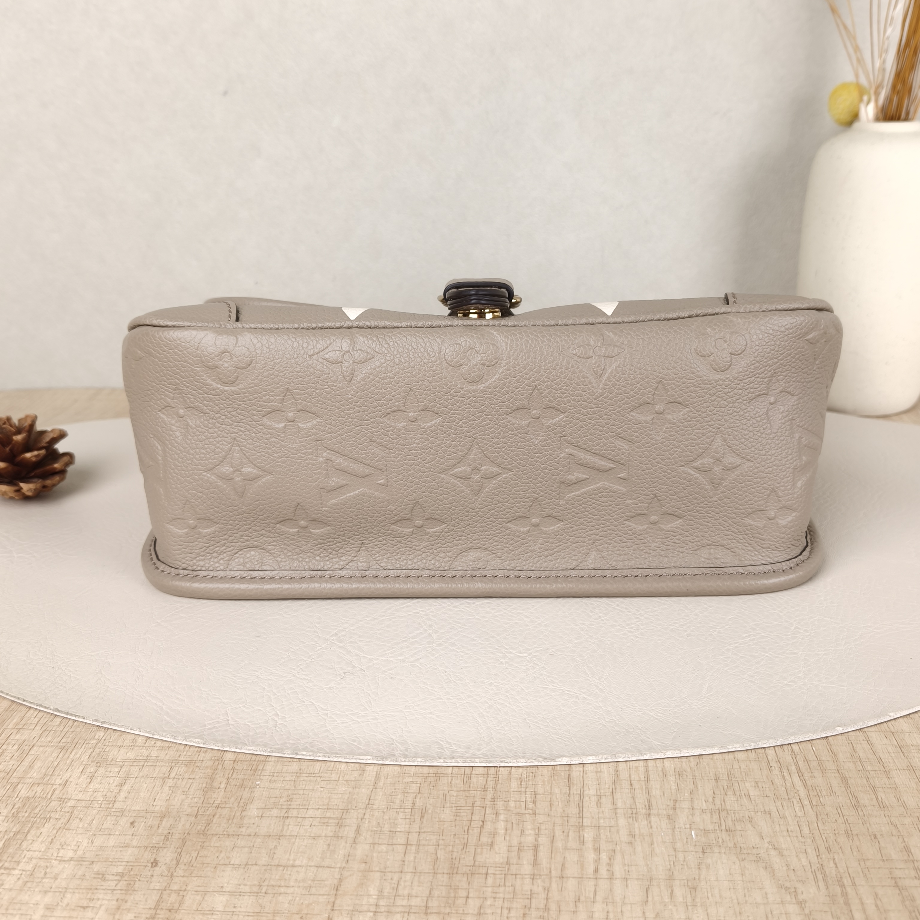 Louis Vuitton Crossbody Bag Diane Baguette Bag Empreinte Embossed Calfskin Monogram Small24 × 9 × 15 cm — cover view 4 of 5
