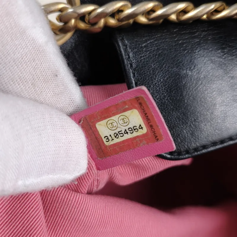 Chanel Crossbody Bag Crossbody Bag Black Calfskin One Size15 × 8 × 20 cm — detail view 8 of 11