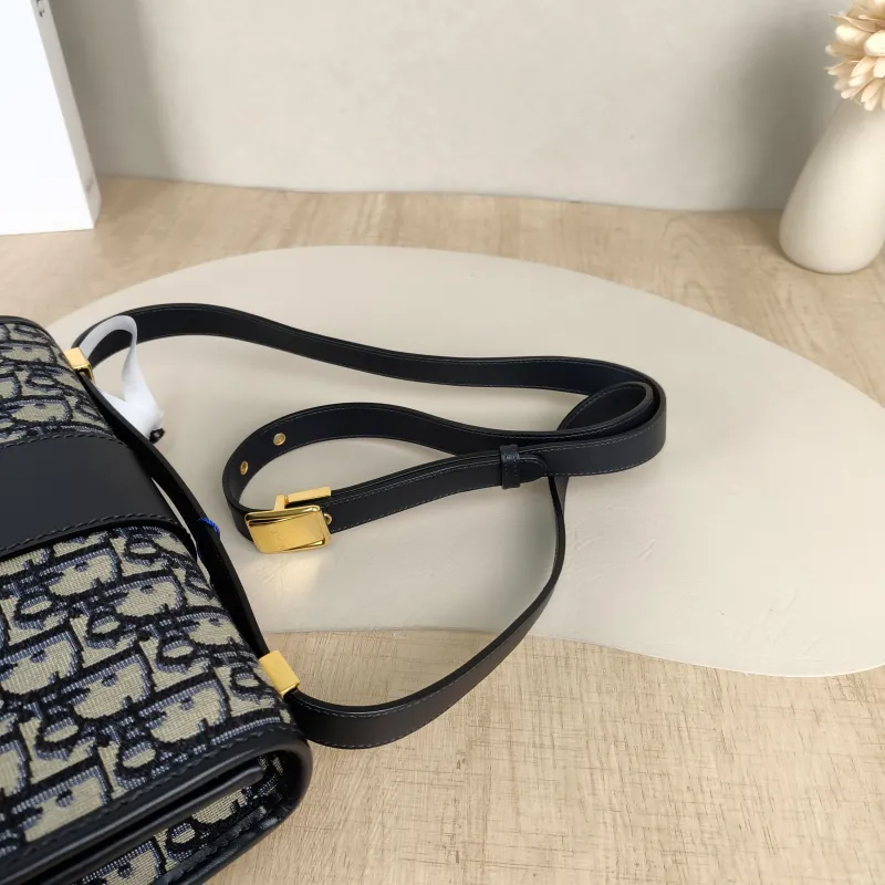 DIOR Crossbody Bag30Montaigne 30 Edition Canvas Medium25 × 9 × 16.5 cm — detail view 5 of 13