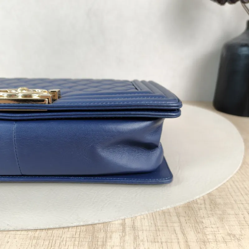 Chanel Crossbody Bag Le Boy​Navy Medium25 × 9 × 15 cm — detail view 12 of 14
