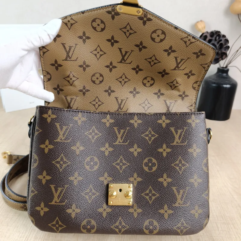 Louis Vuitton Crossbody Bag Pochette Métis Monogram Colorblock PVC Medium 25 × 7 × 19 cm — detail view 9 of 13