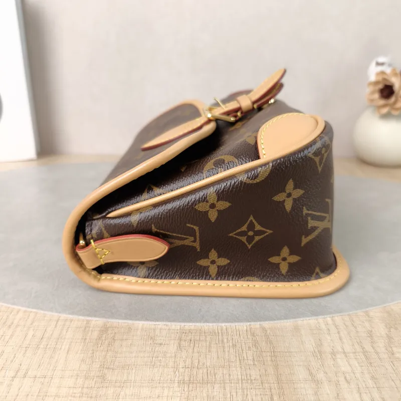 Louis Vuitton Crossbody Bag Diane Baguette Bag Shoulder Strap PVC Small24 × 9 × 15 cm — detail view 4 of 14