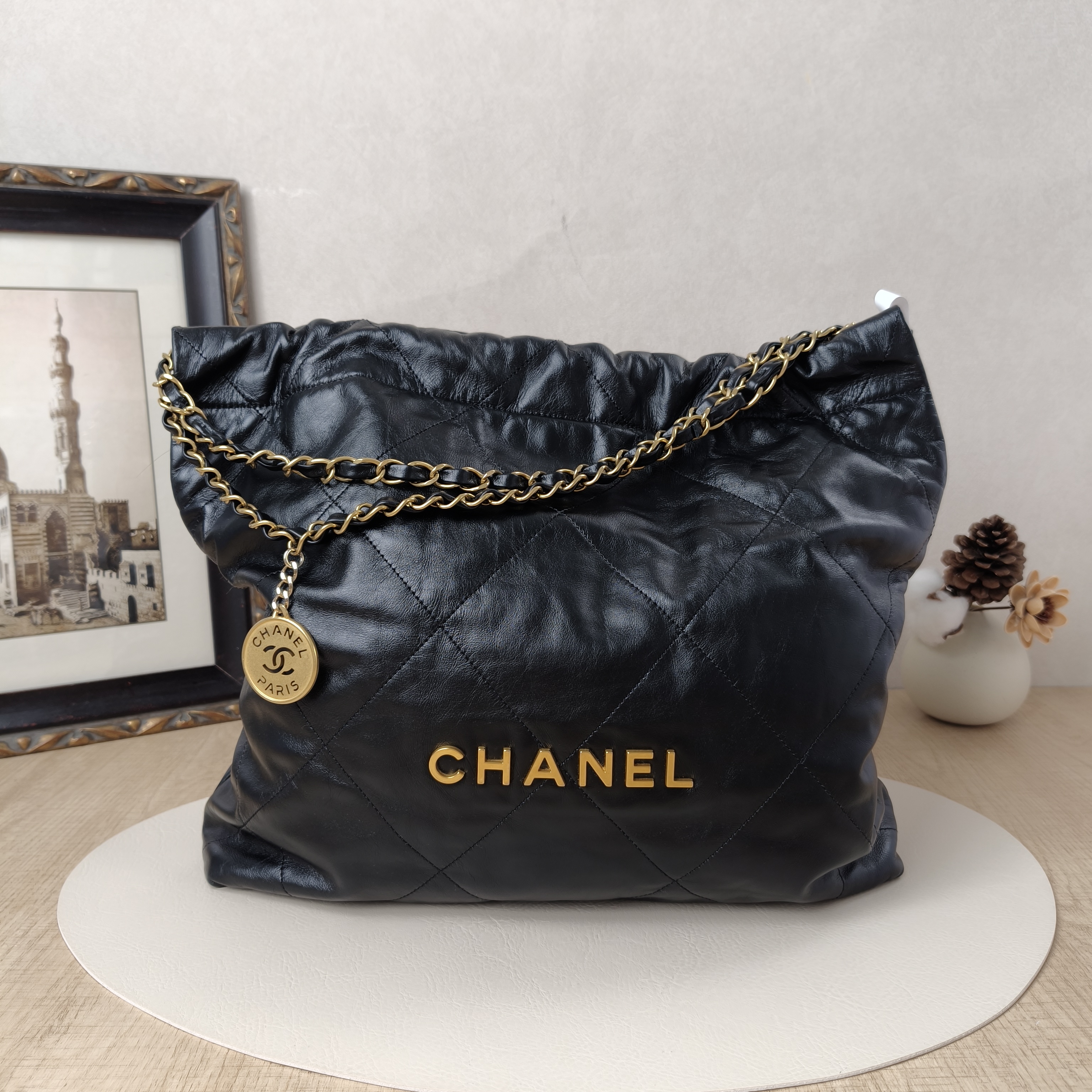 Chanel Shoulder Bag22Bag Black CC alfskin Medium39 × 8 × 42 cm