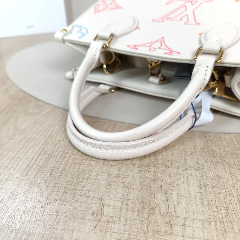 Louis Vuitton Top Handle Bag Onthego White · Embroidered Calfskin Small25 × 11.5 × 19 cm — detail view 8 of 10