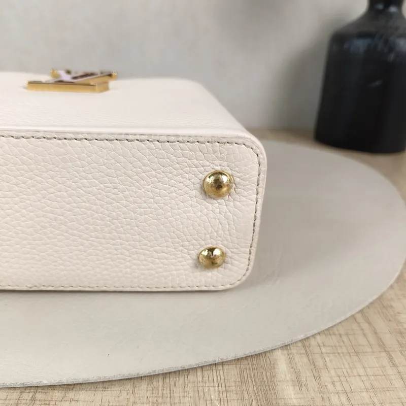 Louis Vuitton Shoulder Bag Capucines Beige Calfskin Mini 21 × 8 × 14 cm — detail view 4 of 11