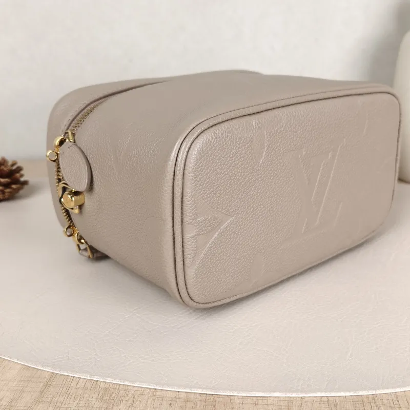 Louis Vuitton Shoulder Bag VANITY Cosmetic Bag Grey Calfskin Small19 × 11 × 13 cm — detail view 13 of 15