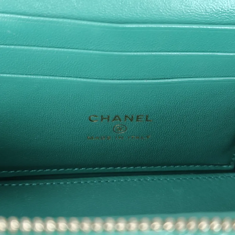 Chanel Crossbody Bag Edition Green Lambskinmini16 × 8 × 9.5 cm — detail view 10 of 15
