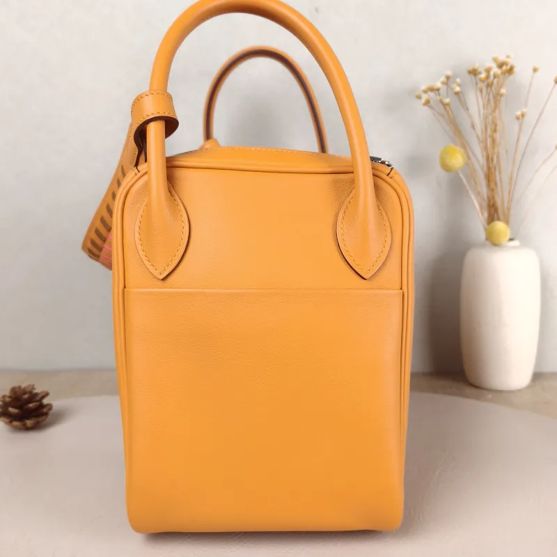 Hermès Crossbody Bag Lindy 30 Taurillon Clemence TC Calfskin 30 30 × 15 × 19 cm D — detail view 6 of 11