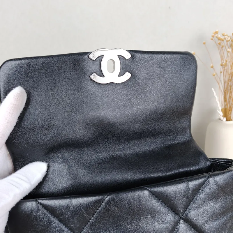 Chanel Crossbody Bag 19Bag Black SL ambskin Small 26 × 9 × 16 cm — detail view 7 of 15